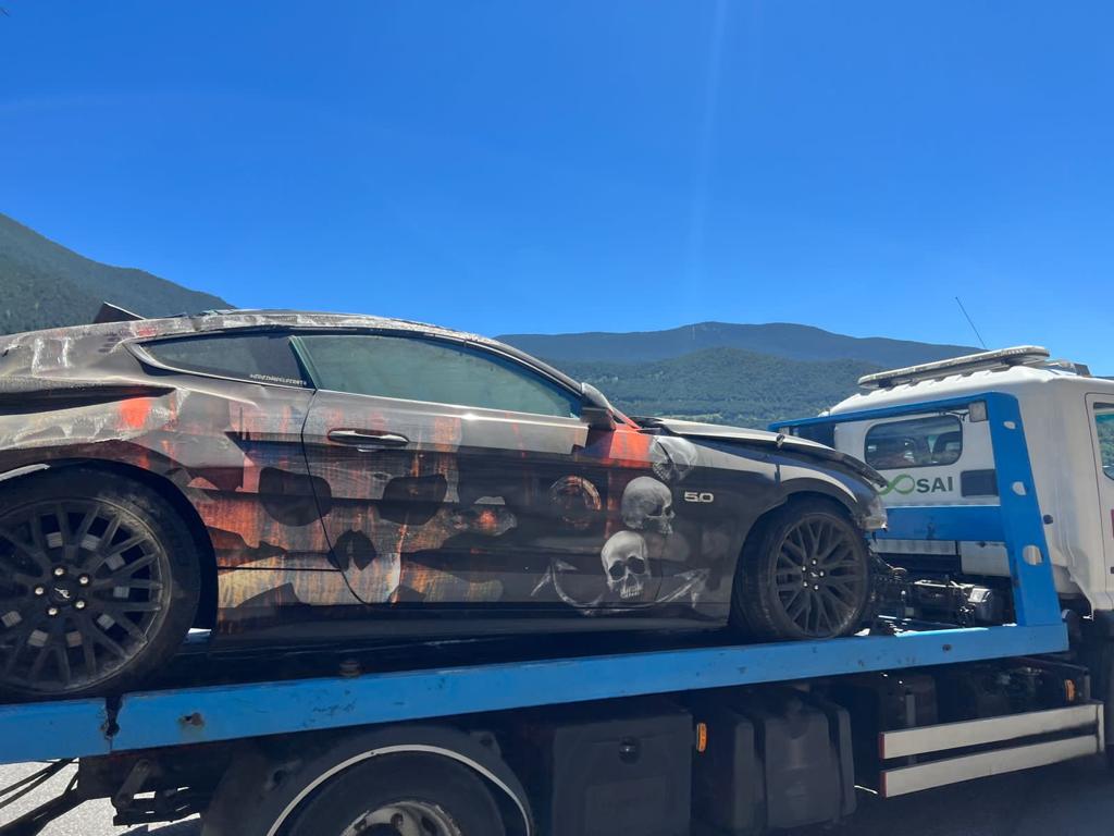 El cotxe que dissabte es va encastar a la muntanya enfilat a la grua.