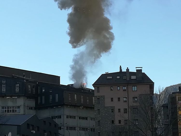 Fum i flames s'han pogut veure a la teulada de l'edifici.