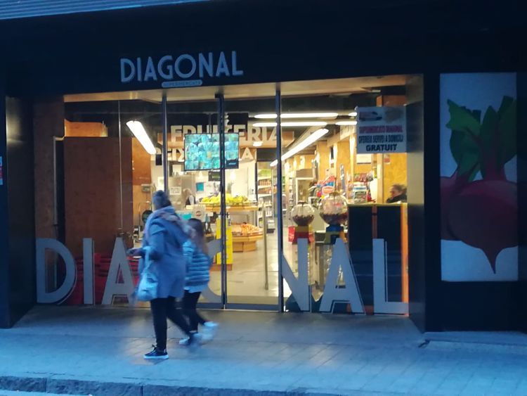 Entrada al supermercat Diagonal de Sant Julià.