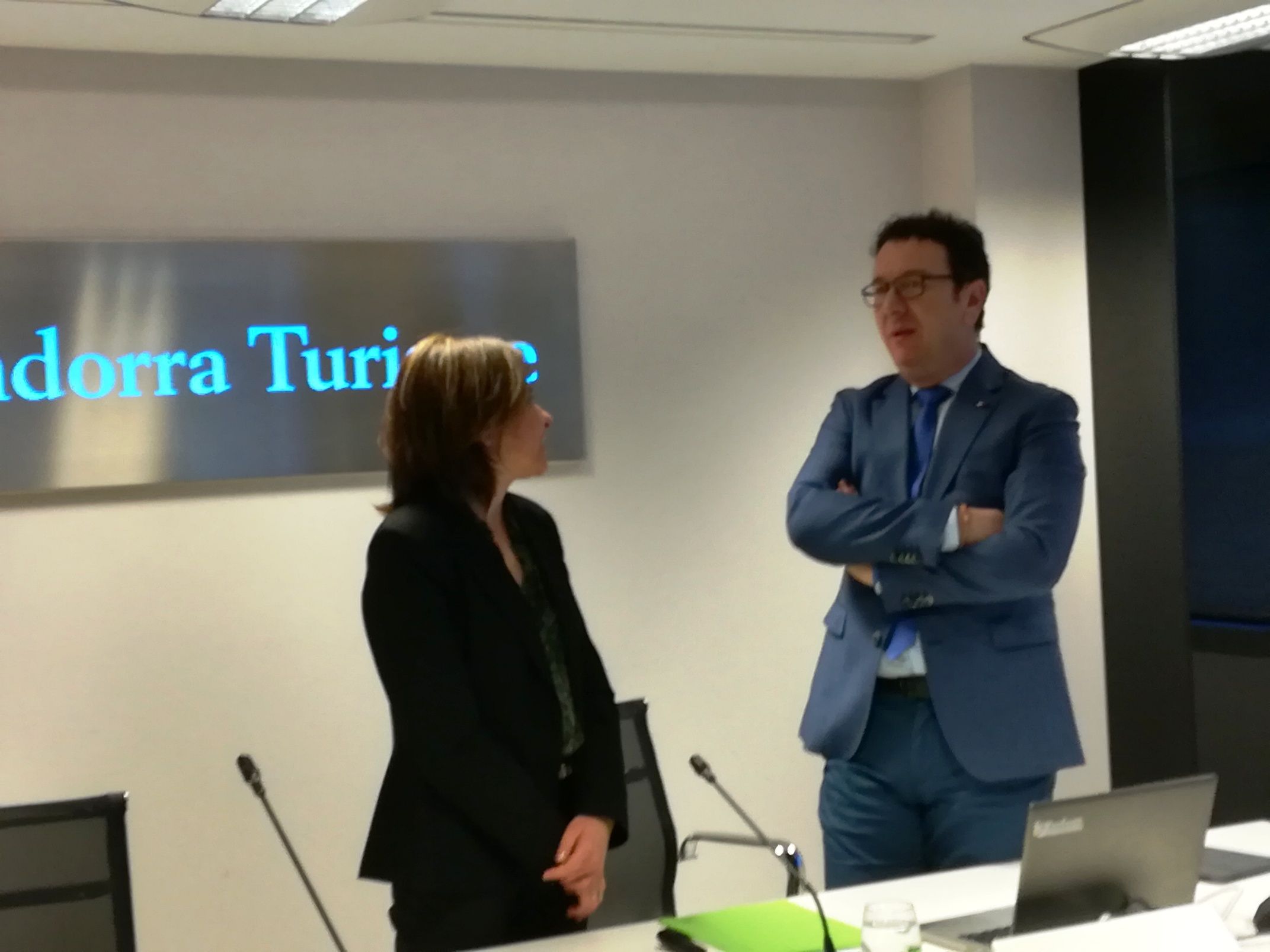 La ministra de Turisme, Verònica Canals, i el gerent d'Andorra Turisme, Betim Budzaku abans de la roda de premsa d'aquest dijous.