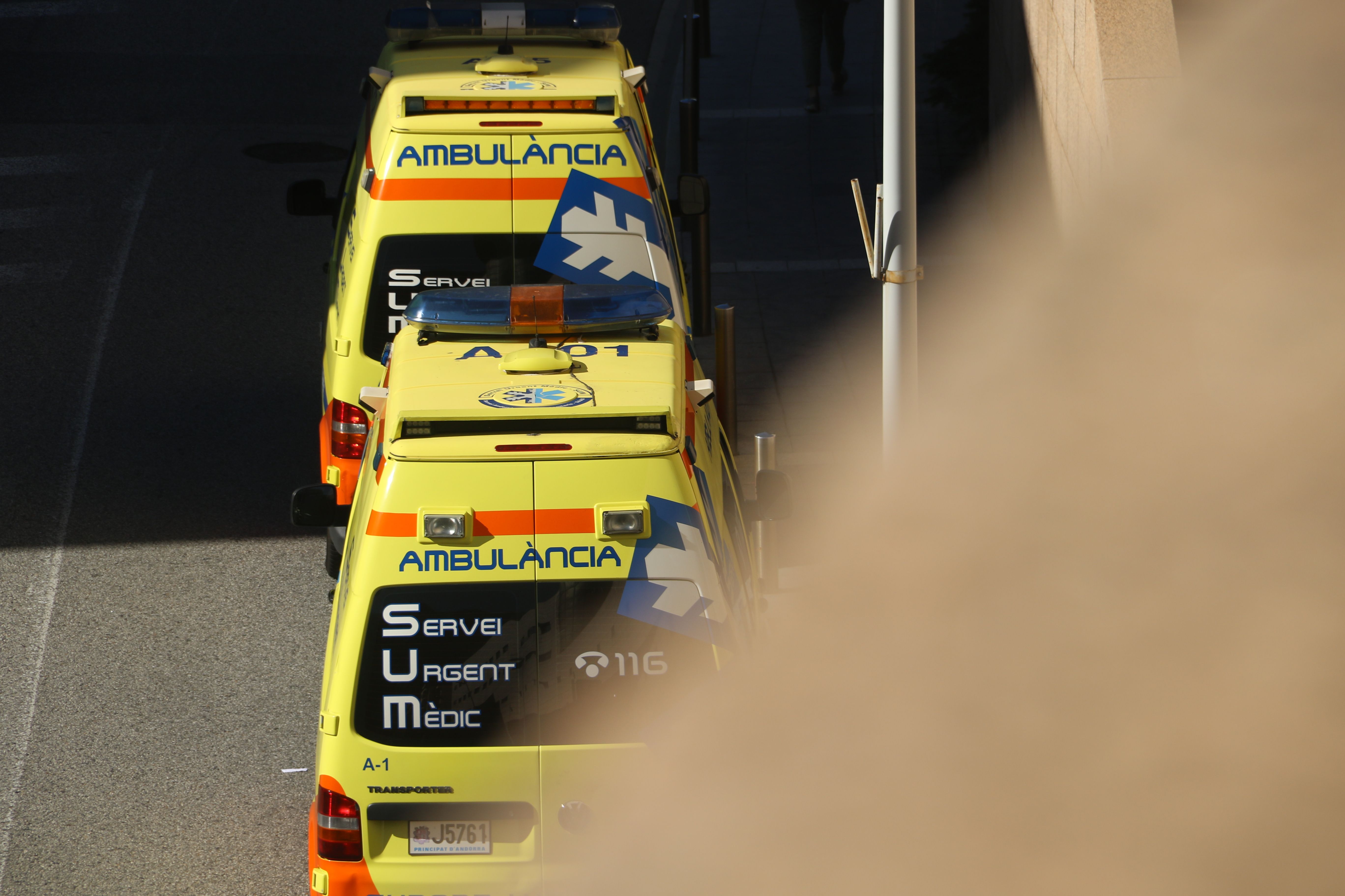 Dues ambulàncies de transport sanitari.