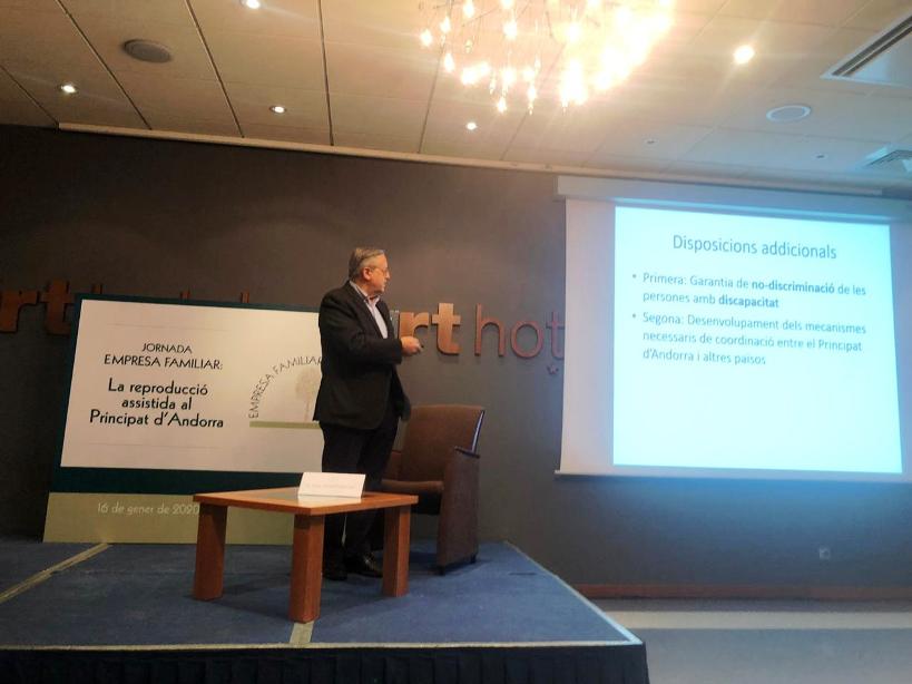 El catedràtic Josep Argemí durant la conferència.