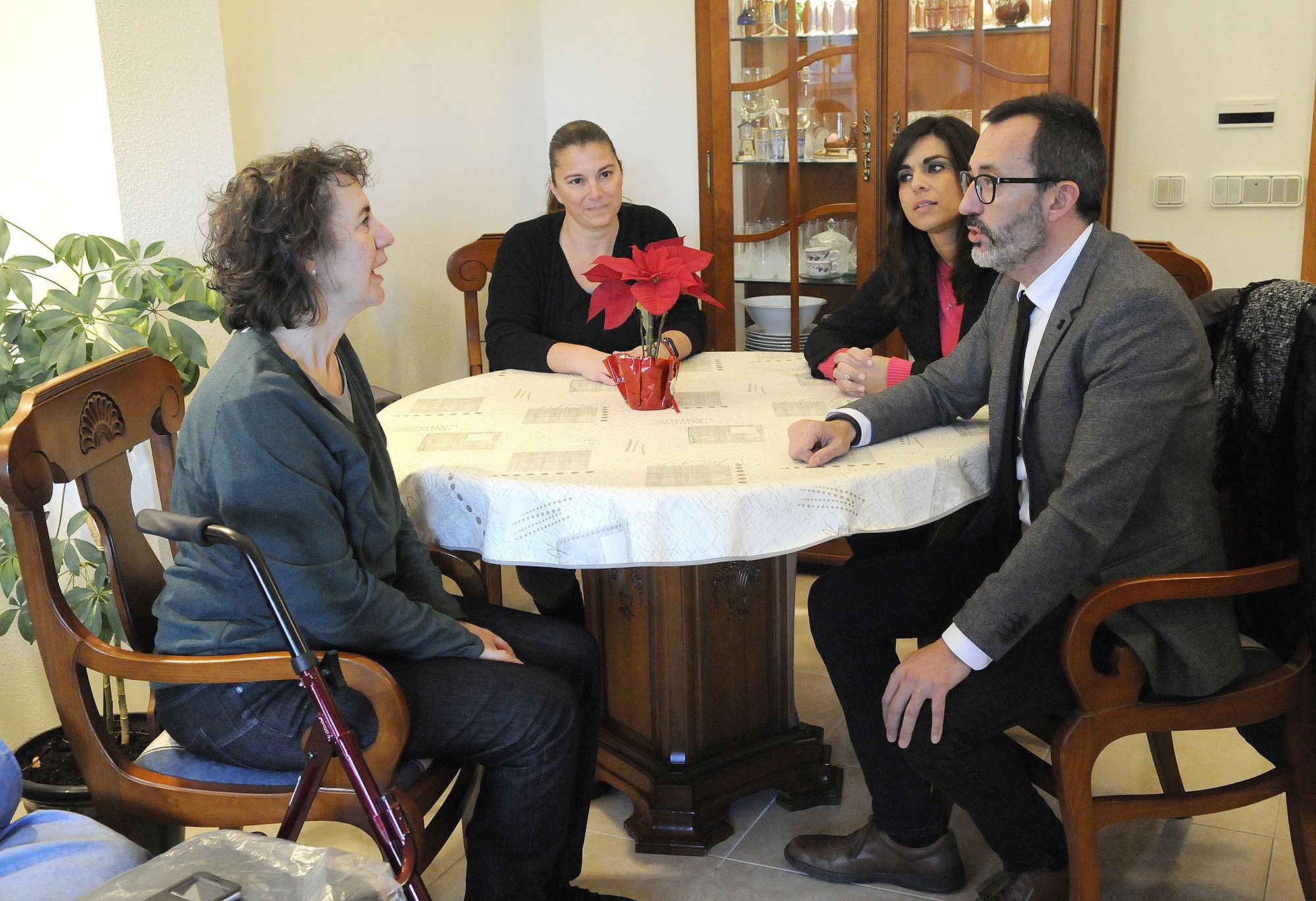 Filloy durant la seva visita a una usuària del SAD.