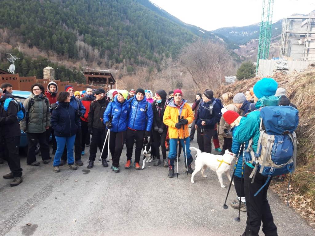Els participants a la marxa, abans de la sortida a Sispony.