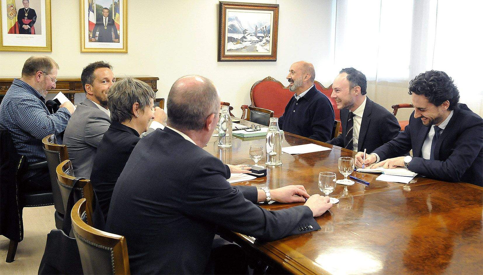 Un moment de la trobada entre la delegació del PS i el ministre de Salut i el cap de Govern.