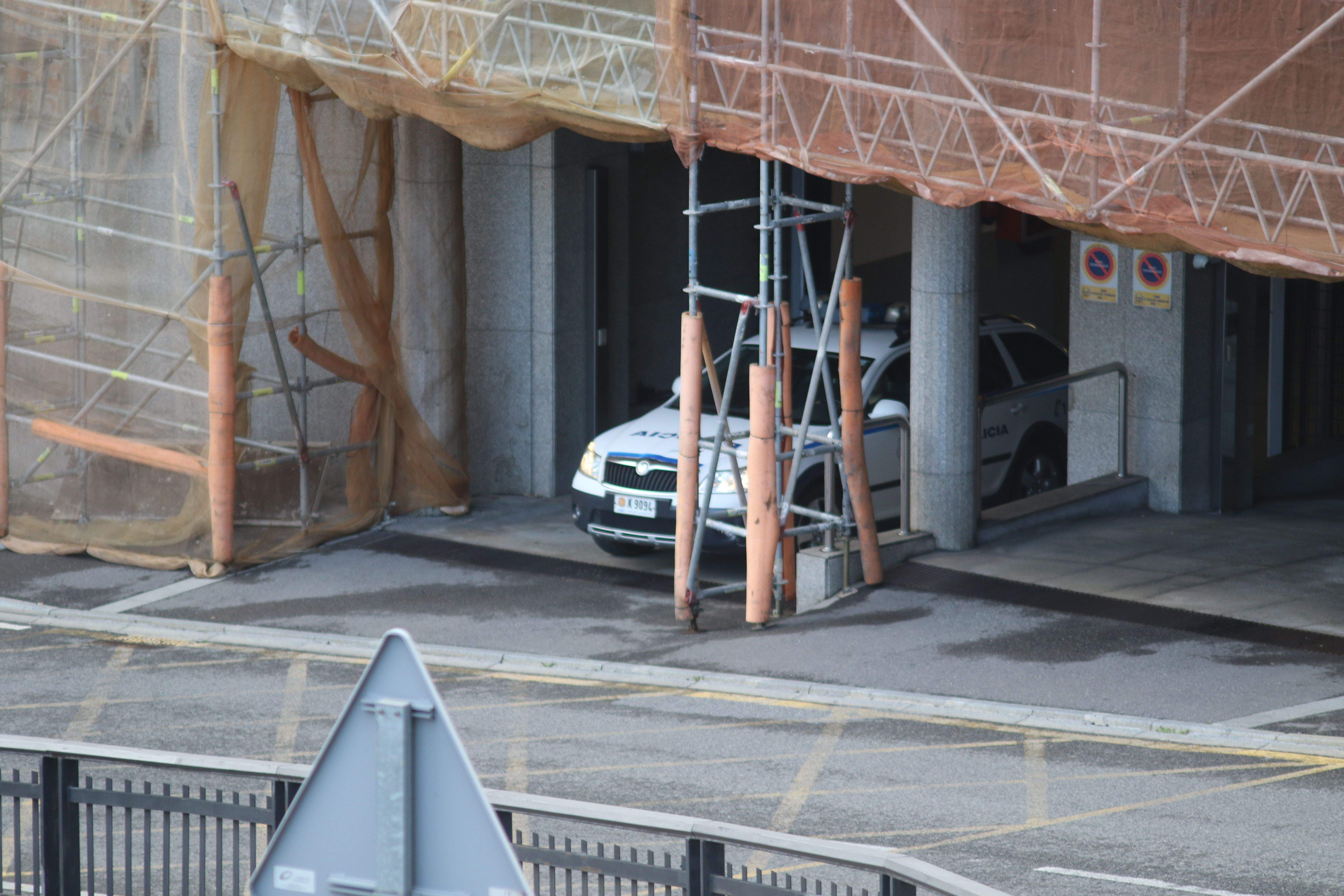 Un cotxe policial sortint a 1/4 de 10 del matí de dijous del garatge del despatx, quan es començava a recuperar tota la instal·lació.