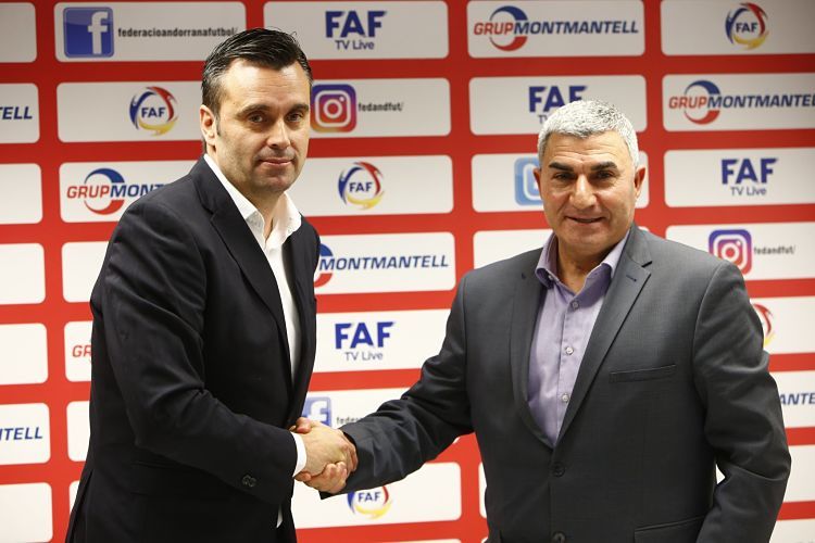 Koldo estreny la mà al president de la FAF, Fèlix Álvarez.