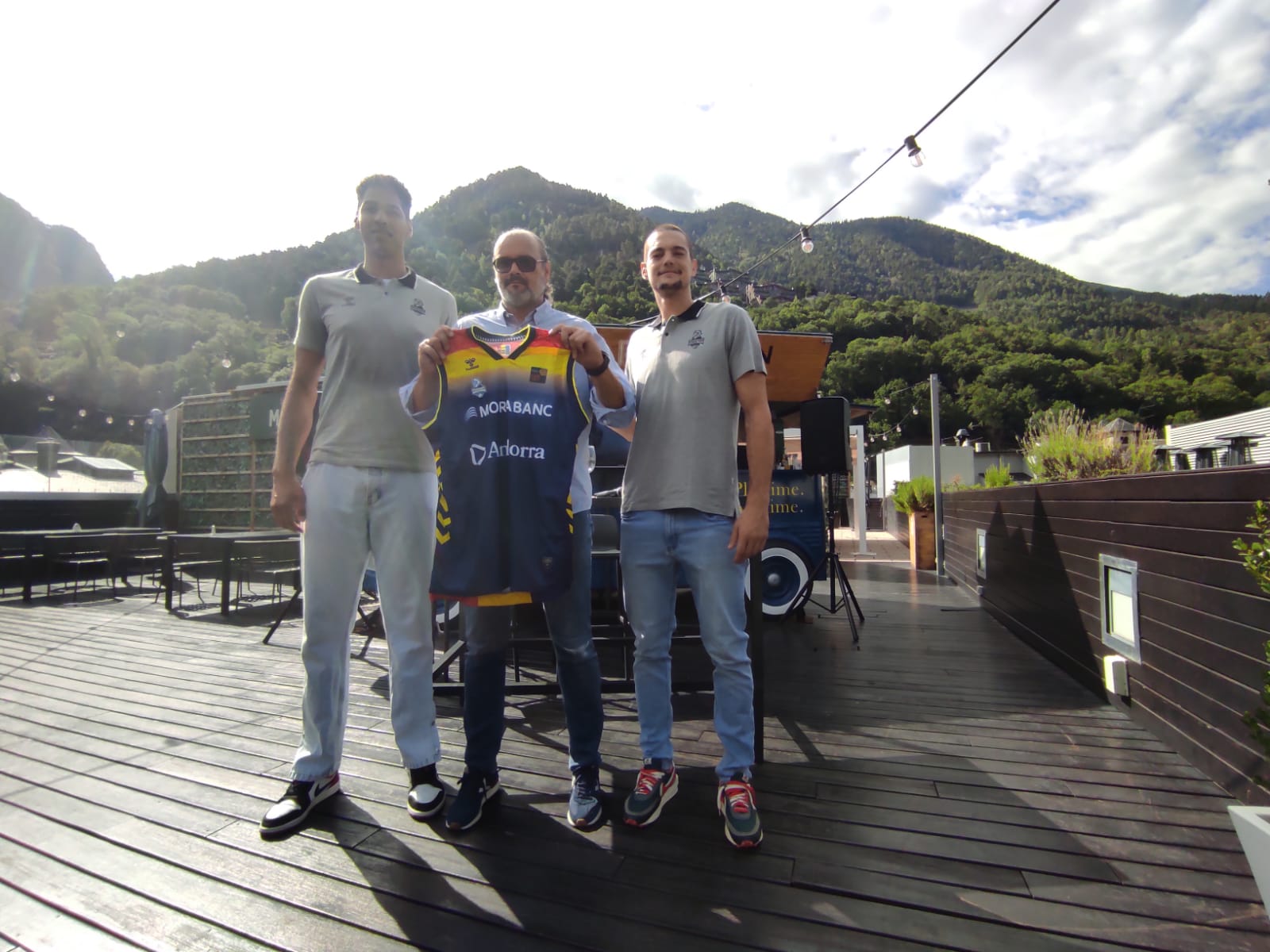 Felipe dos Anjos, Francesc Solana i Juan Rubio en la terrassa d'un dels patrocinadors.