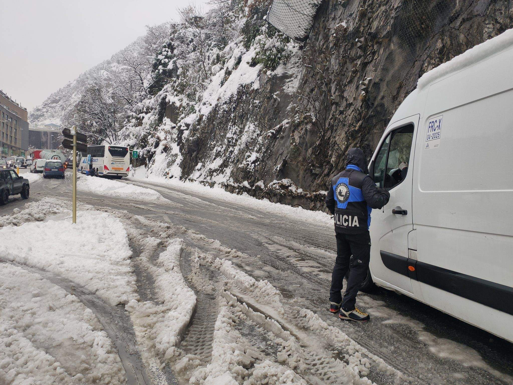 Un policia controla que una furgoneta porti els equipaments.