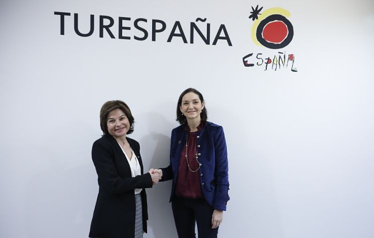 Canals estreny la mà de Reyes Maroto.