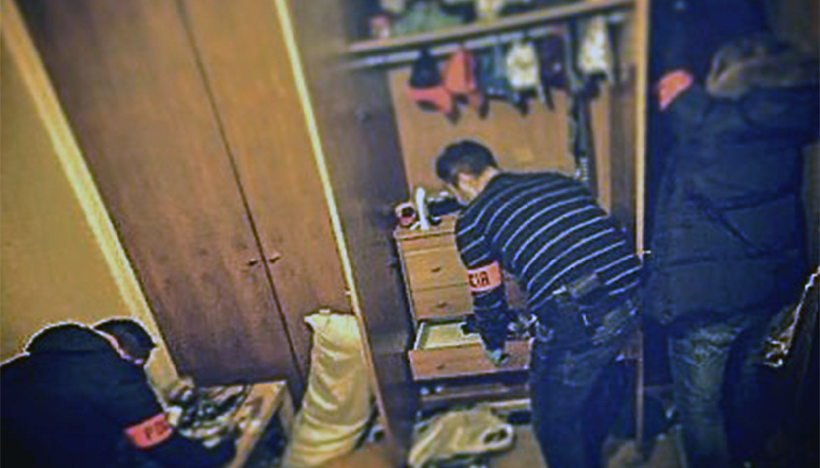 Agents de policia escorcollant un dels pisos relacionats amb la segona remesa de detencions del 'cas Redbull'. Agents de policia escorcollant un dels pisos relacionats amb la segona remesa de detencions del 'cas Redbull'.