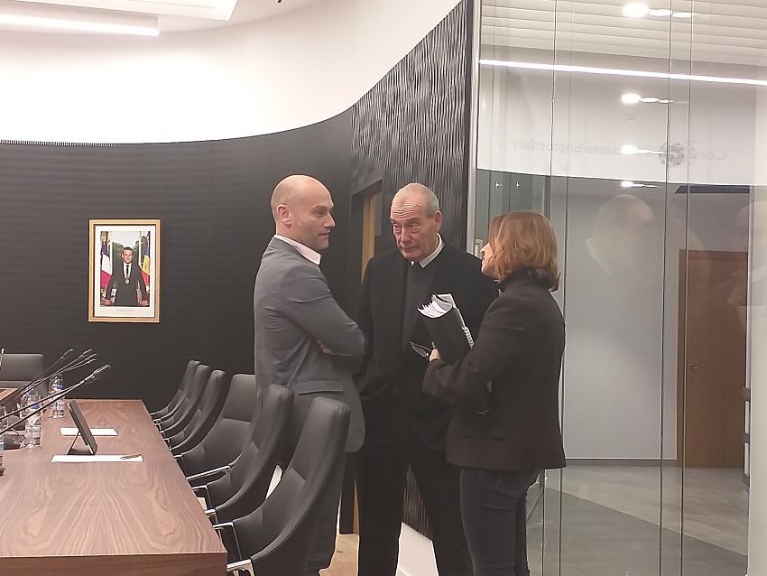 Gili parla abans de la sessió amb consellers de la minoria demòcrata.