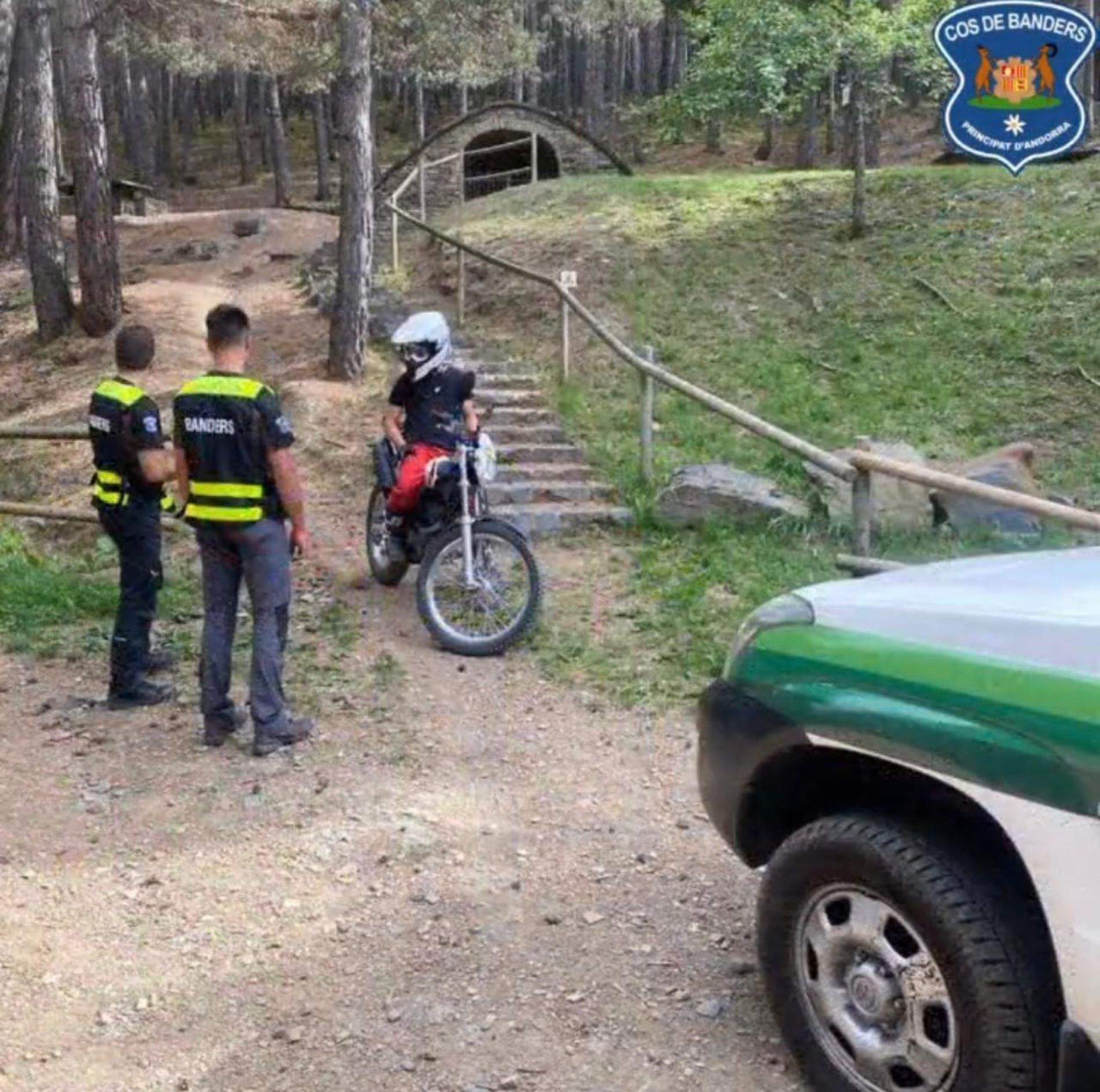 Control dels banders a l'inici d'un camí pròxim a la carretera de la Rabassa.