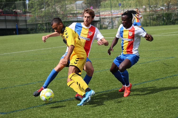 Un instant d'un partit anterior a Prada de Moles.