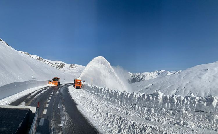 Efectius del COEX treballant aquest dissabte al port d'Envalira.