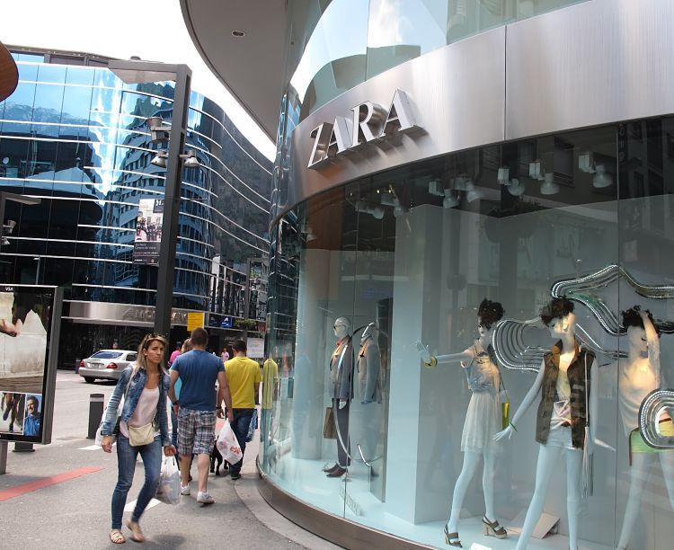 Botigues al centre d'Andorra la Vella.