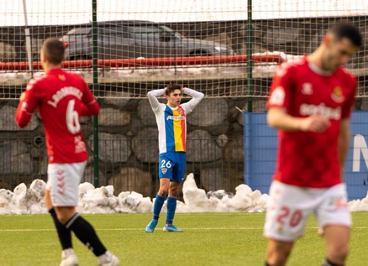 Iker es lamenta després d'una ocasió fallada davant el Nàstic.