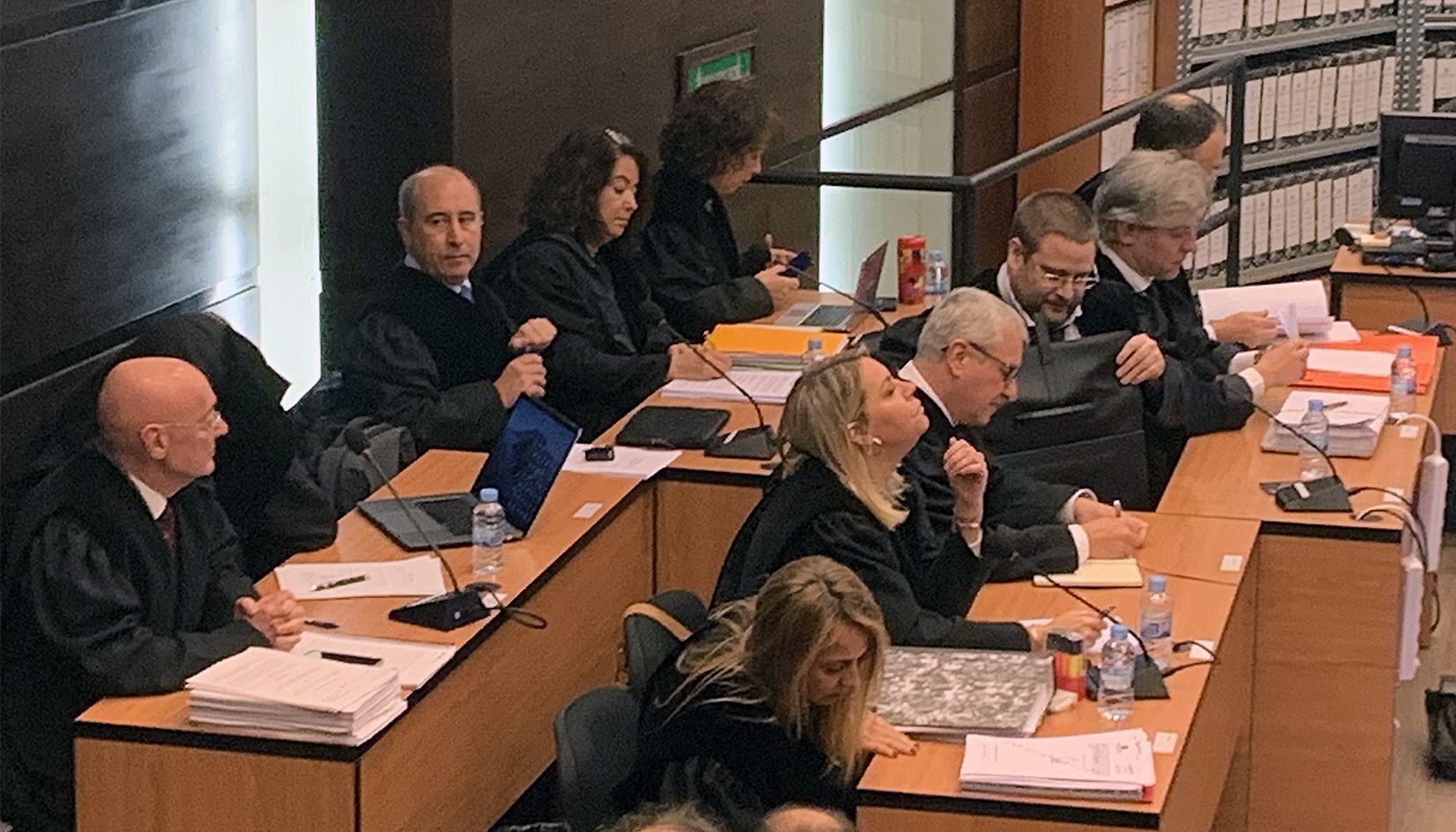 La bancada dels advocats defensors aquest matí, just abans de reiniciar-se la vista.