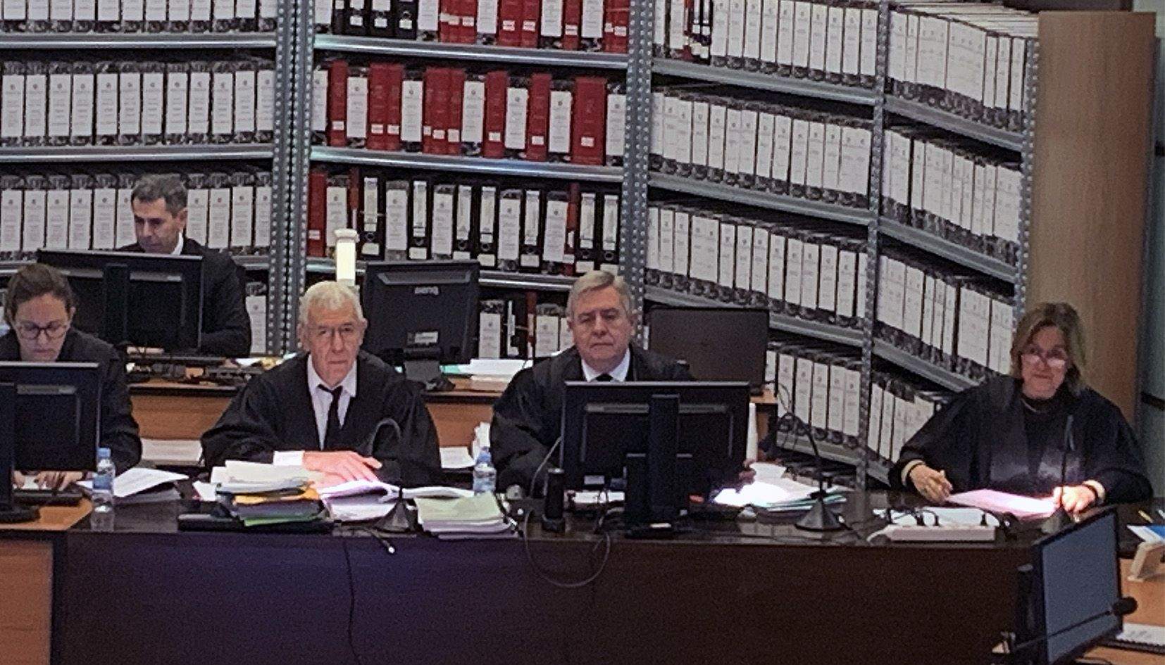 Els magistrats del tribunal més la secretària i l'oficial durant una de les vistes del gener.
