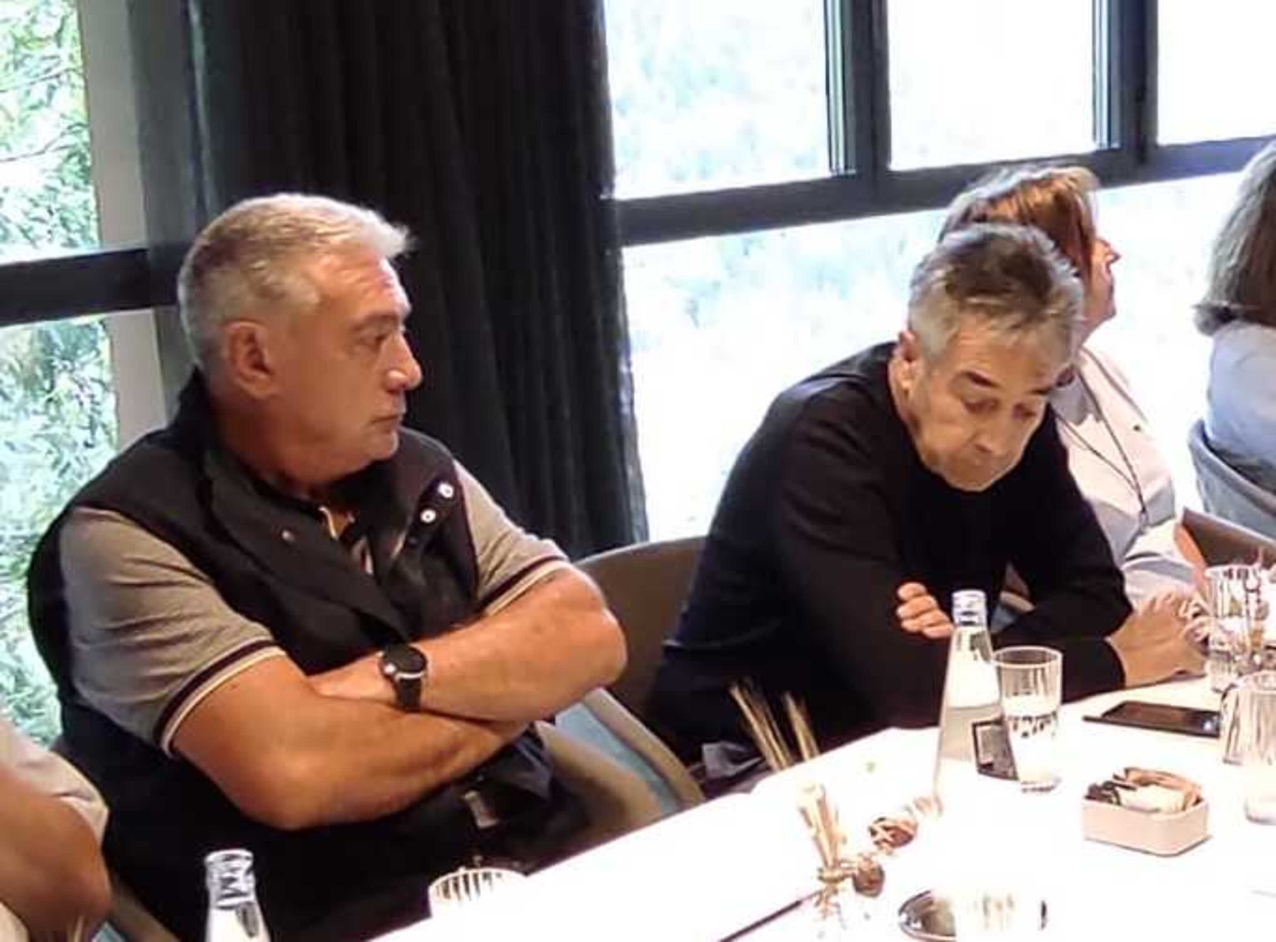 Daniel i Josep Areny durant la reunió de poble.