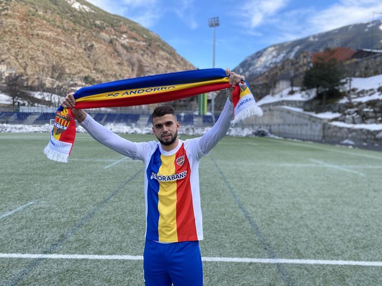 Andrés García, amb la samarreta i la bufanda tricolor.