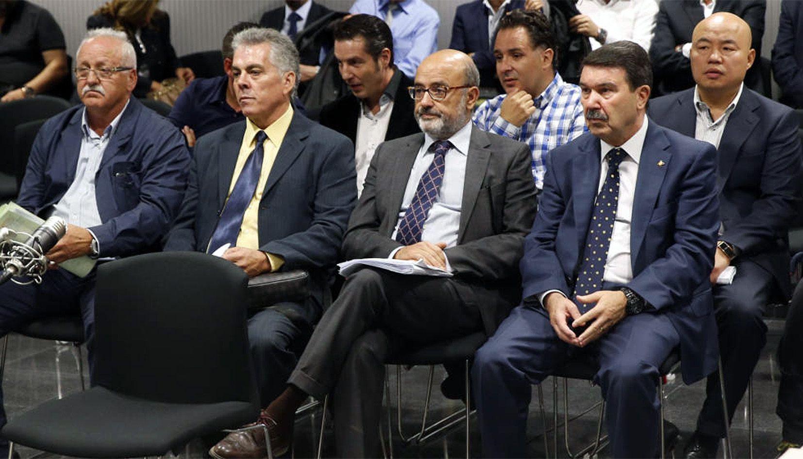 Els funcionaris de policia i l'empresari xinès durant el judici a l'Audiència nacional.