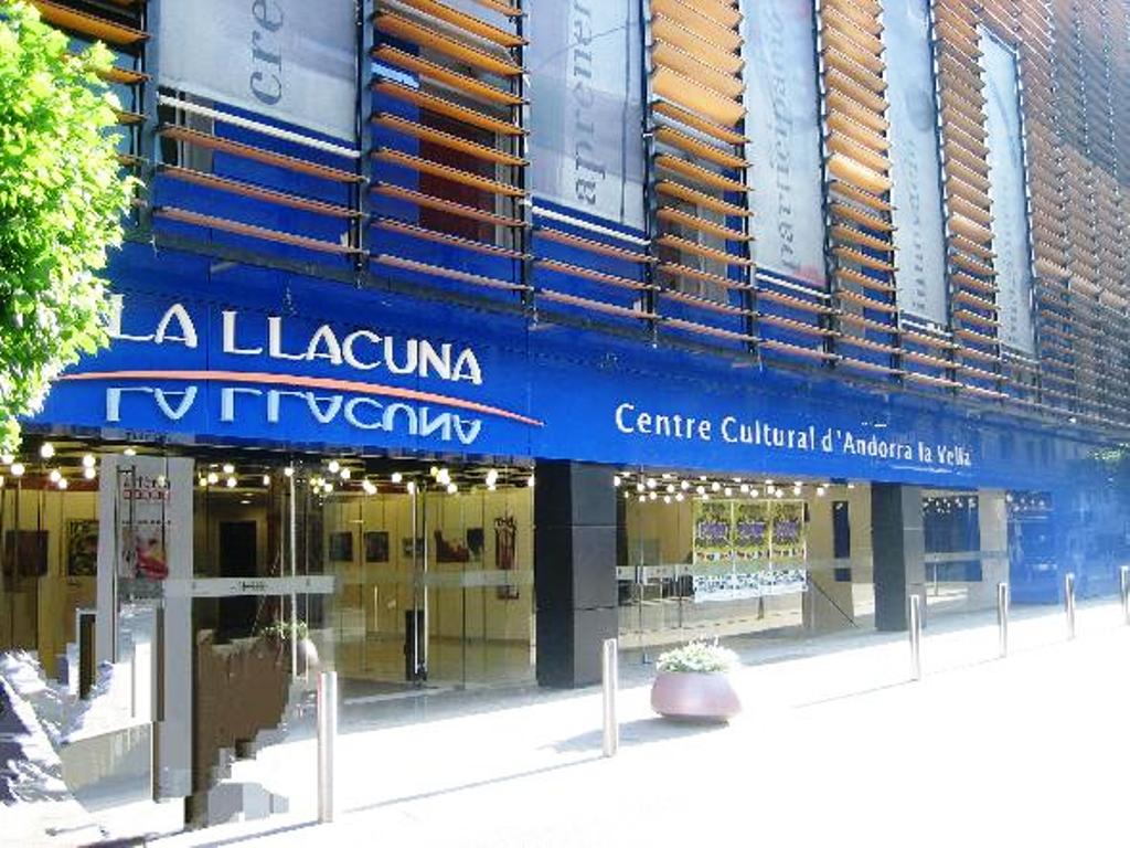 L'Institut d'Estudis Musicals s'ubica a la Llacuna.