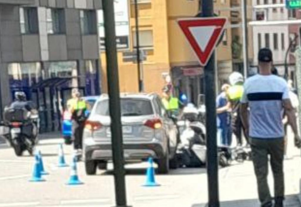 Agents de circulació del comú d'Andorra la Vella en el lloc de l'accident d'aquest dissabte.