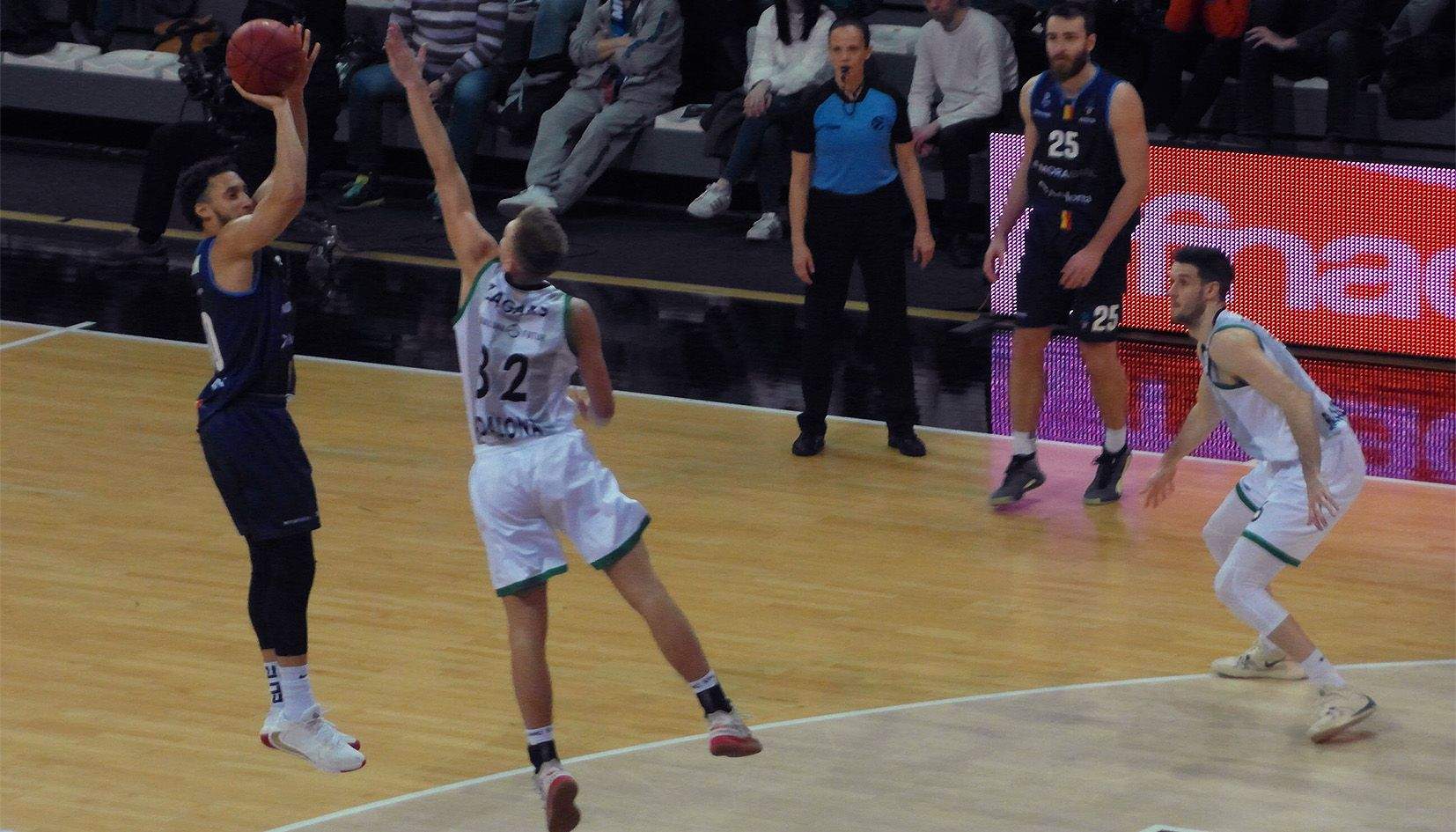 Jeremy Senglin, que ha anotat sis punts, llança a cistella.