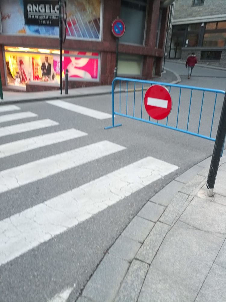 Una tanca talla l'accés al carrer Josep Rossell.