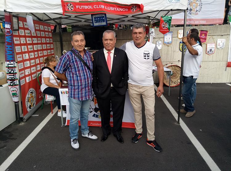 Da Silva, al mig, davant una paradeta promocional de Lusitans.