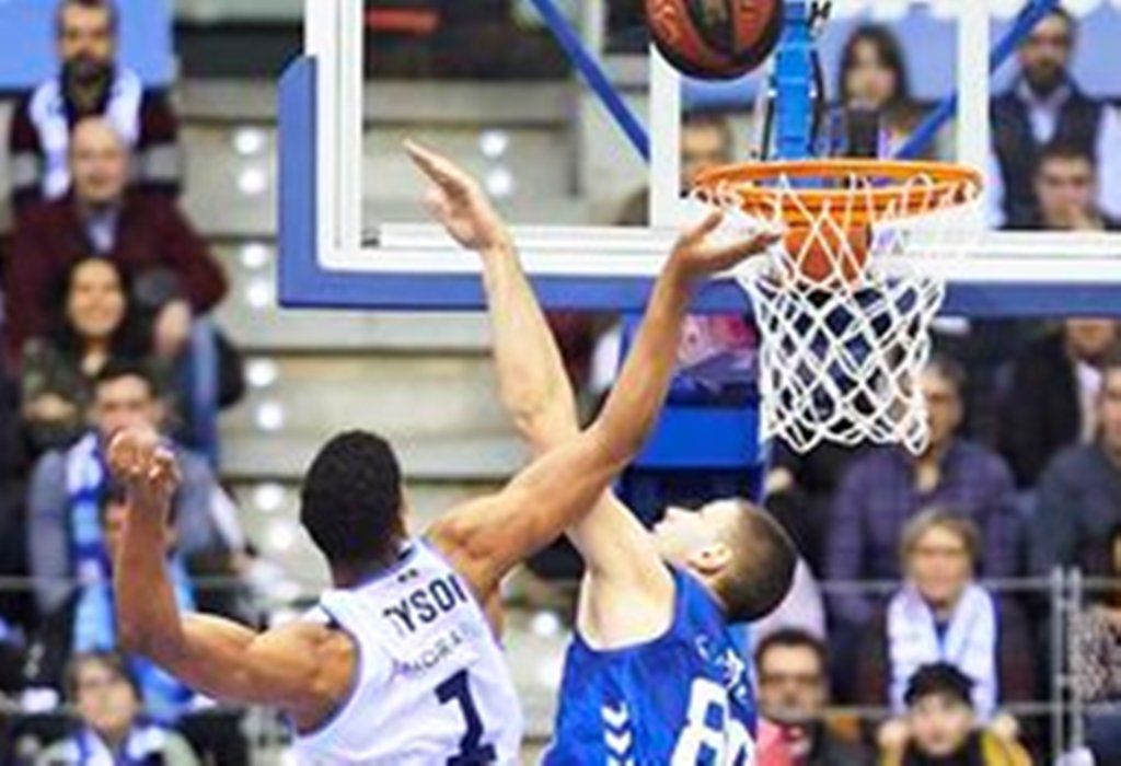 Tyson Pérez lluita per un rebot durant el partit d'aquest dissabte