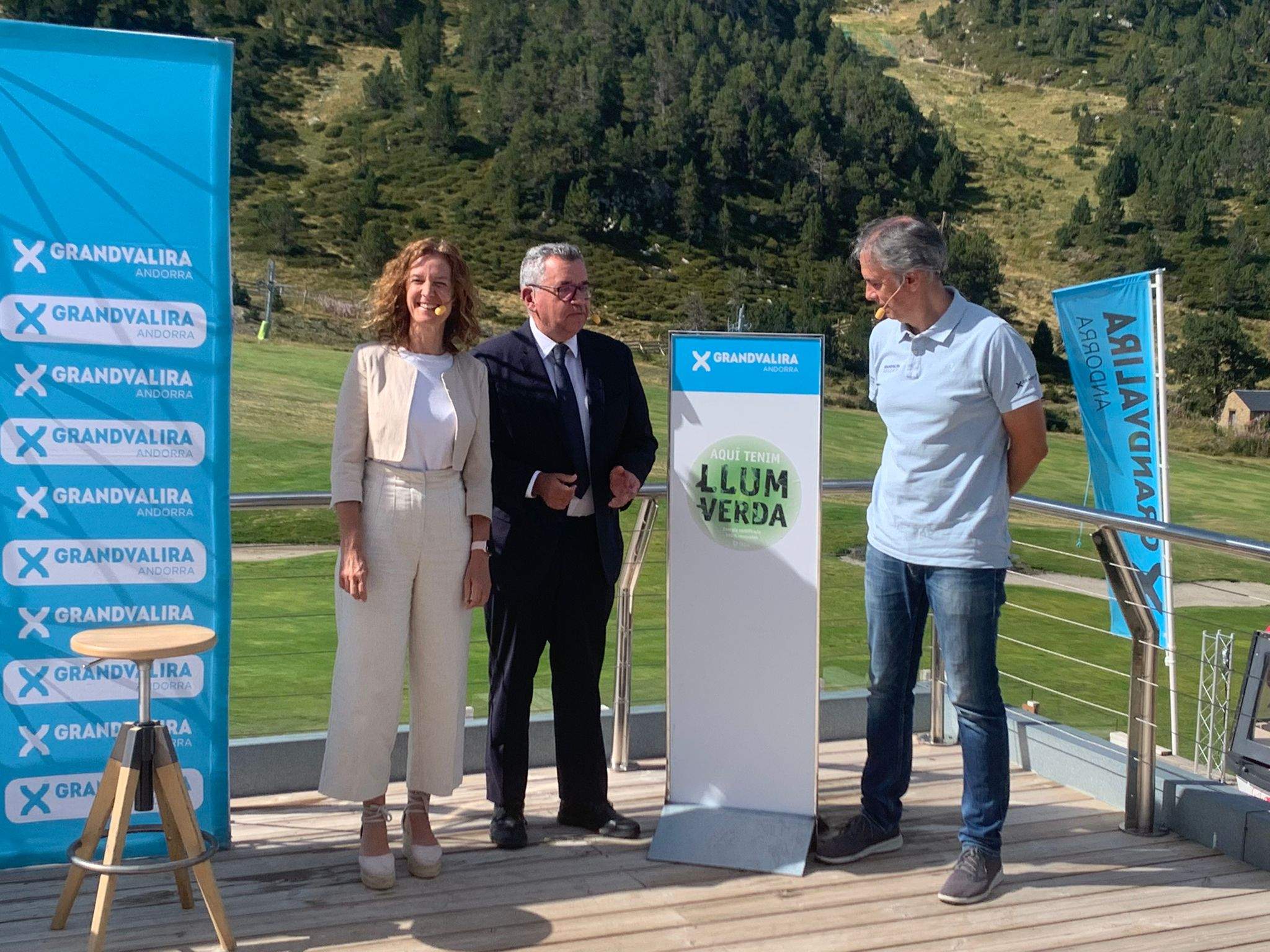 Hidalgo mira el segell rebut de les mans de Moles i Calvó.