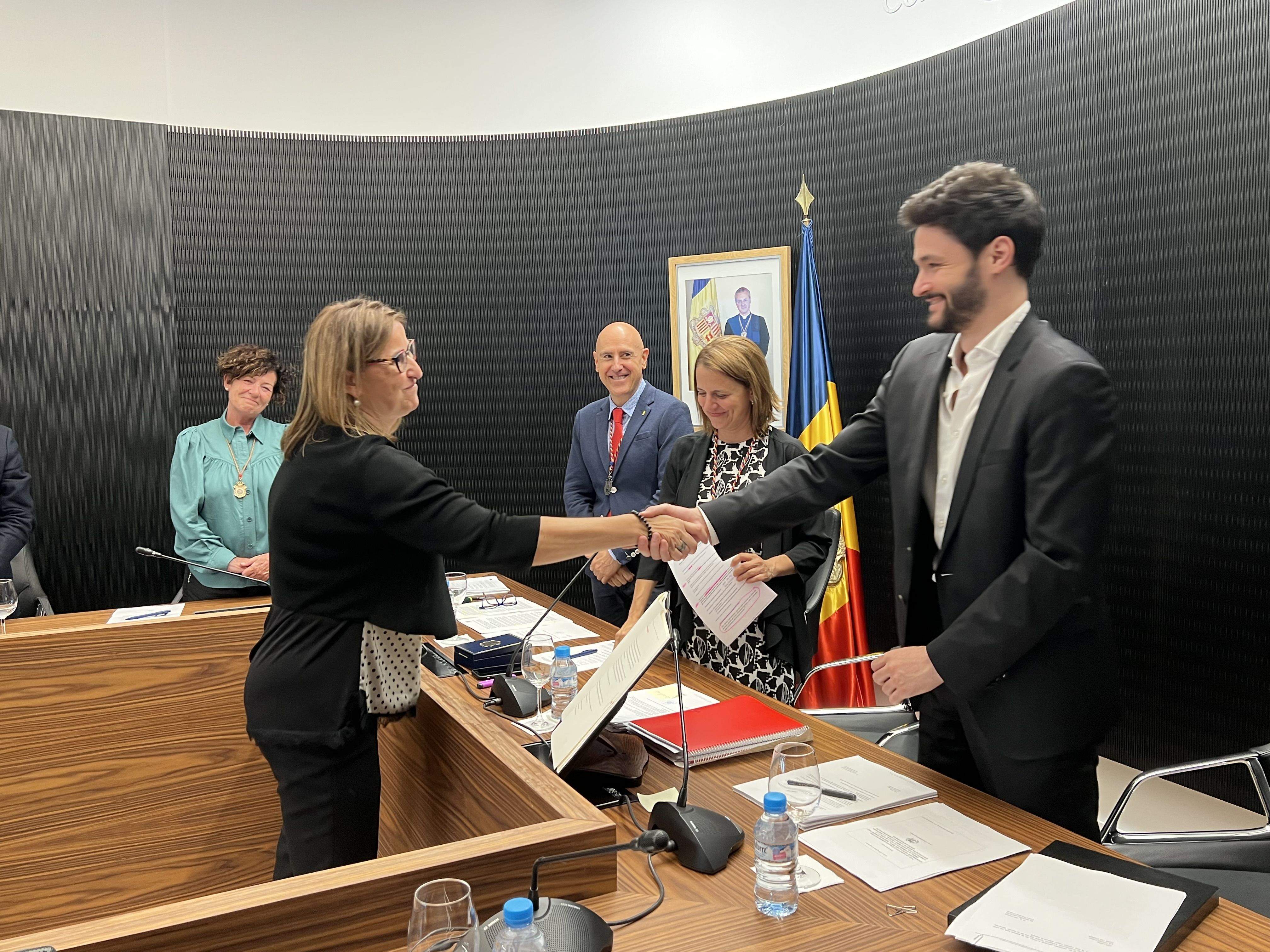 Cerni Escalé i Sandra Tudó durant el jurament de la nova secretària general.