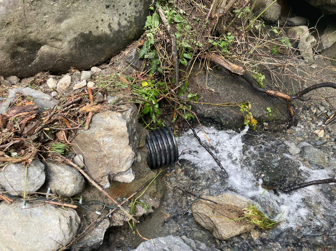 El tub no va donar abast amb la quantitat d'aigua.