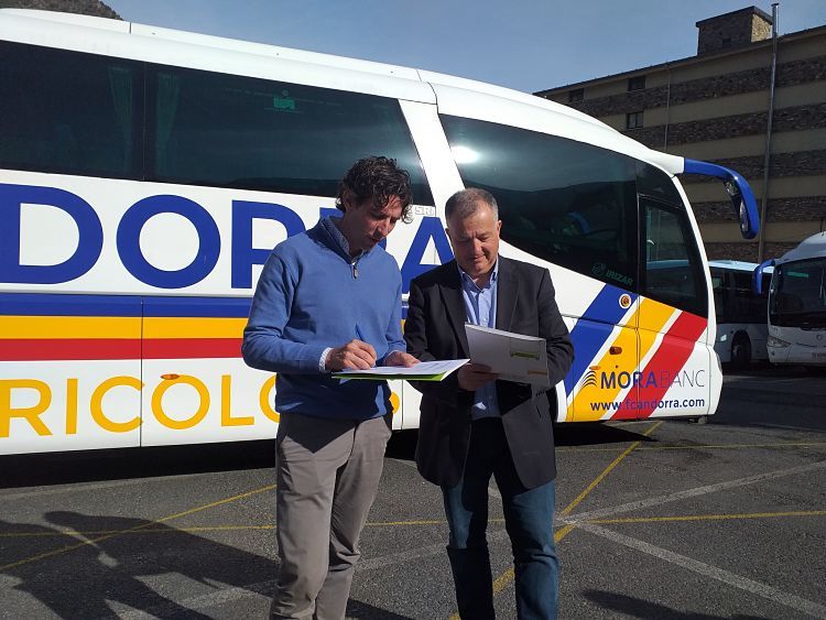 Nogués i Bartumeu Gabriel, gerent d'Autocars Nadal, signen el conveni.