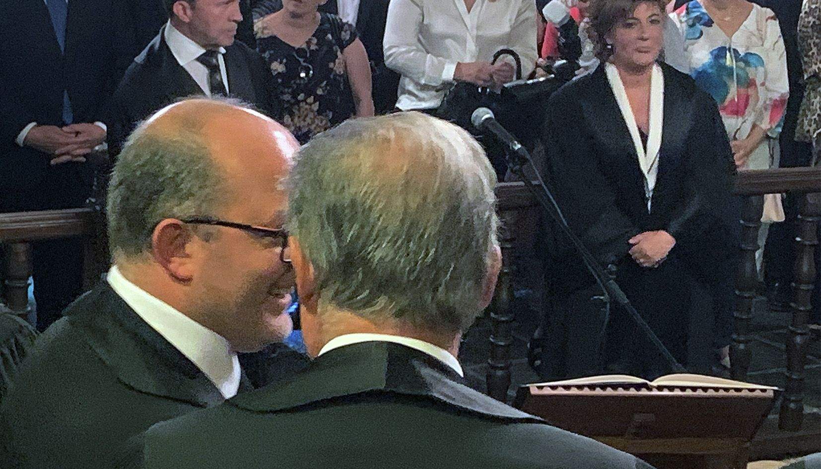 El fiscal Alfons Alberca i el president del Tribunal de Corts, Josep Maria Pijuan, comenten la jugada en la jura de la renovació com a batlle de Maria Àngels Moreno, ara en excedència.