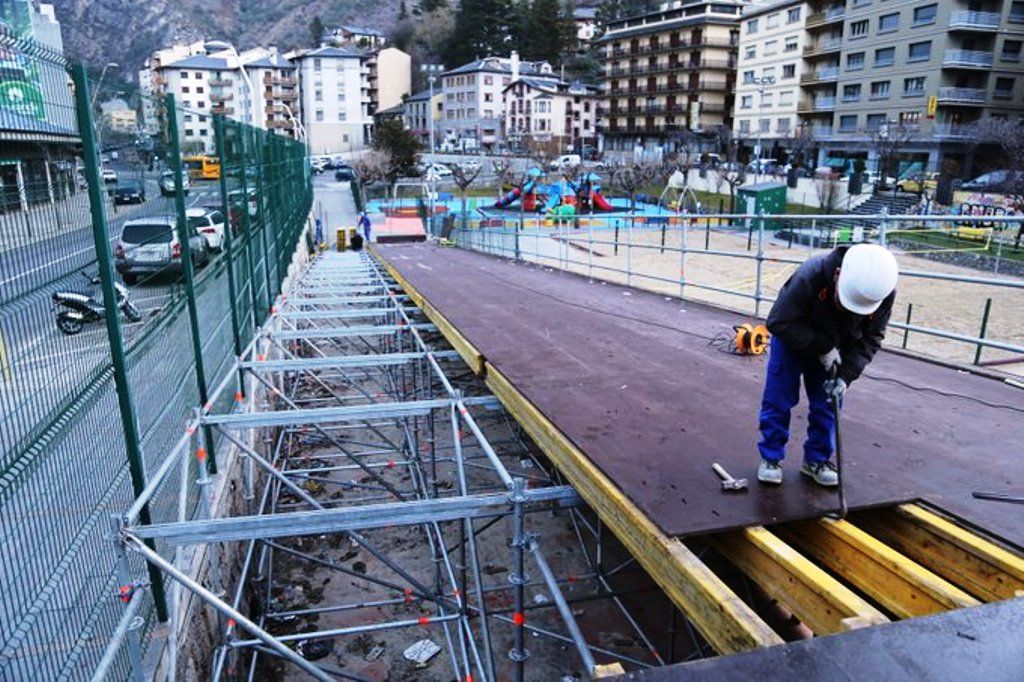 Tasques de desmuntatge de la instal·lació aquest dijous.