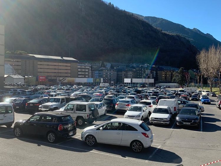 El vial travessaria per l'actual aparcament.