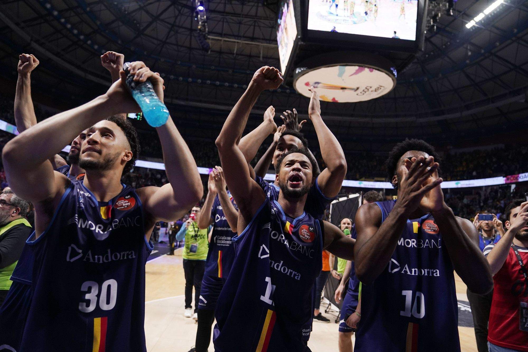 Els jugadors del MoraBanc celebren una victòria dirigint-se a la grada on hi havia els aficionats andorrans.