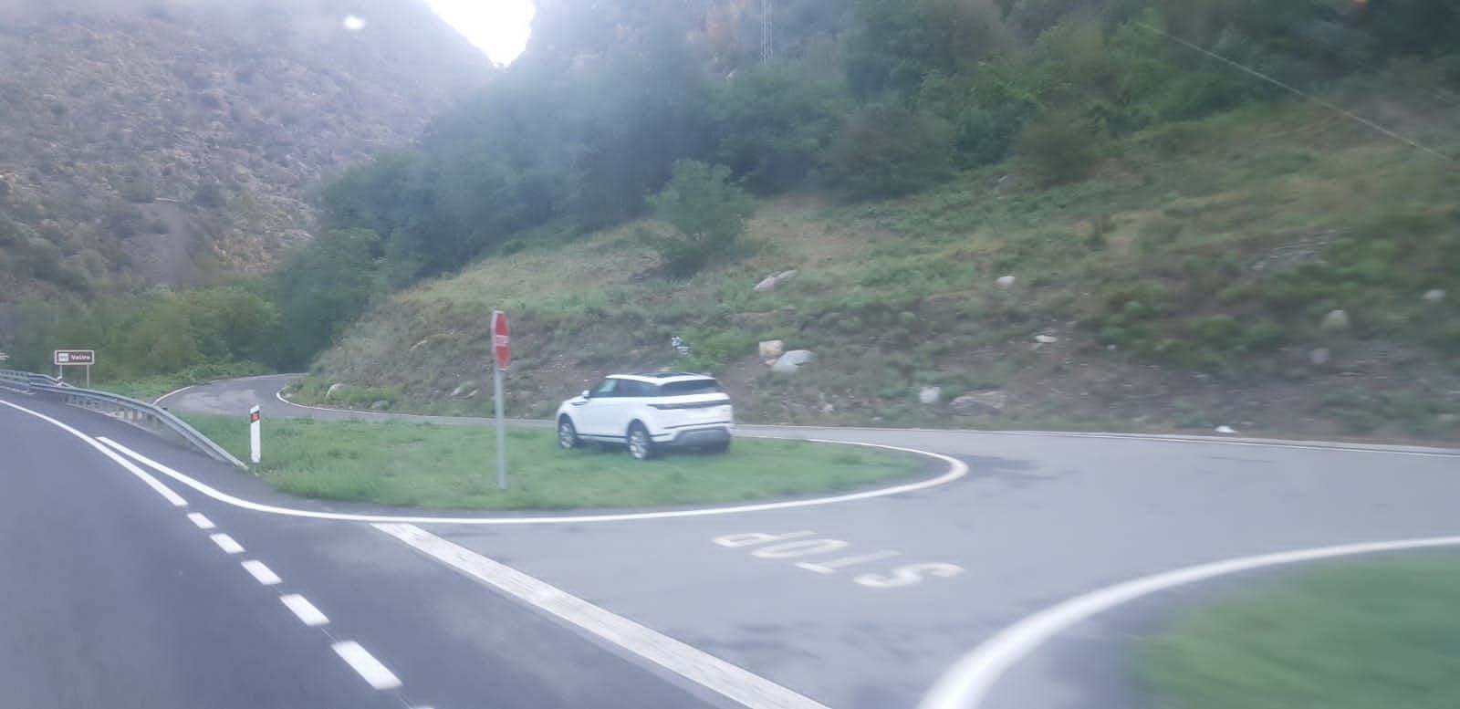 Un dels cotxes immobilitzats a la N145.