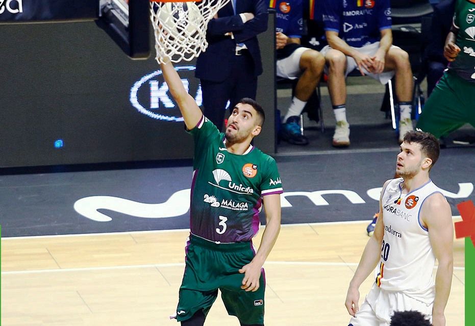 Fernández entra a cistella entre Todorovic i Massenat