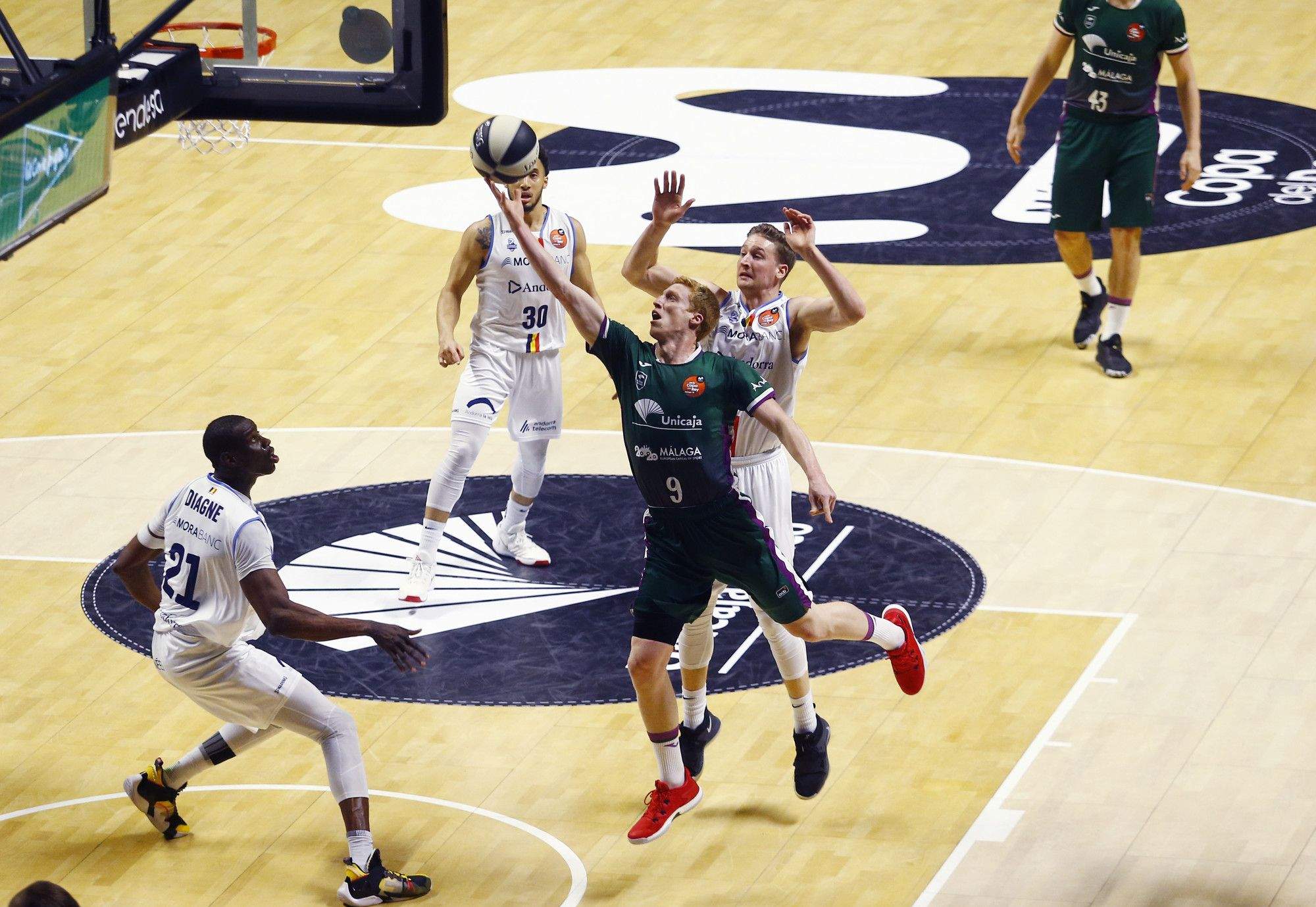 Safata d'Alberto Díaz entre diversos jugadors del MoraBanc.