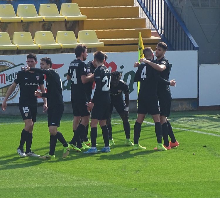 Ernest celebra amb els companys un gol que de poc ha servit al final.