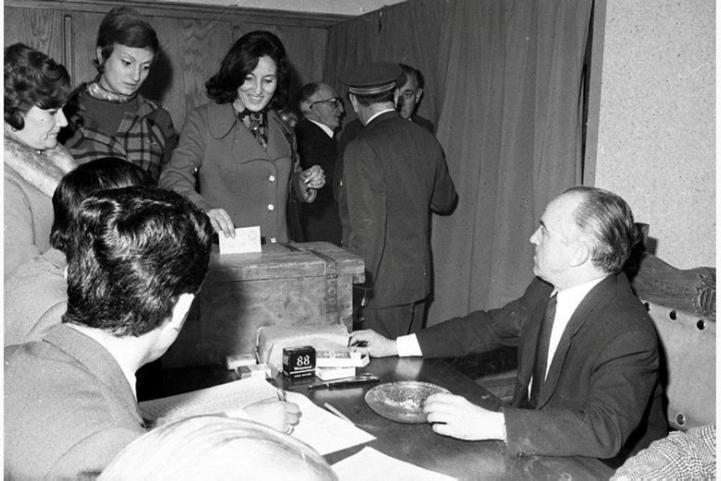 Joan Armengol va presidir les primeres eleccions amb dret de vot de les dones.