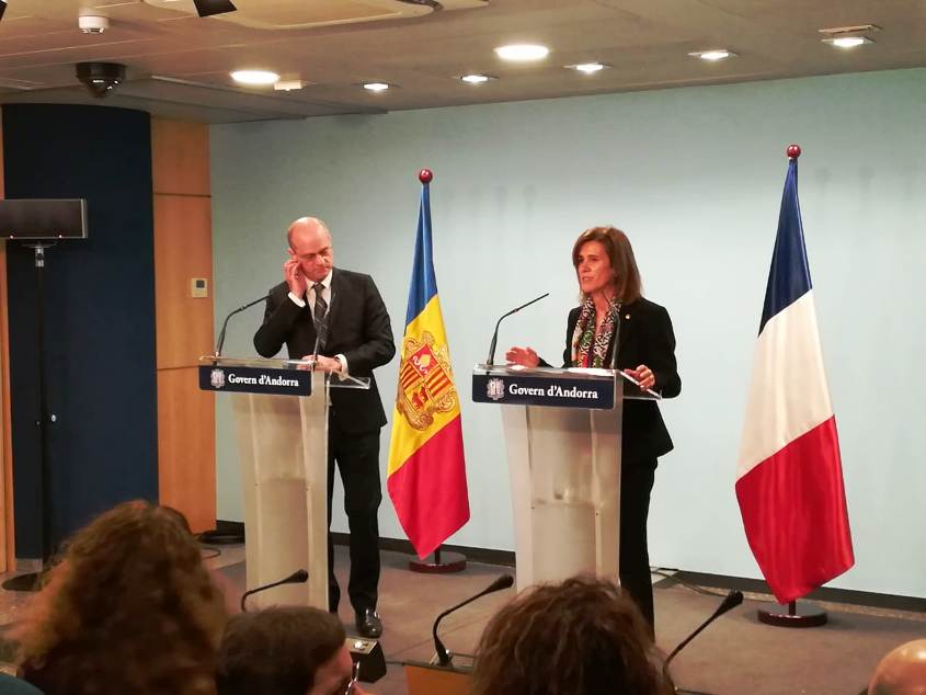 Els ministres francès i andorrà d'Educació durant la roda de premsa d'aquest dilluns.