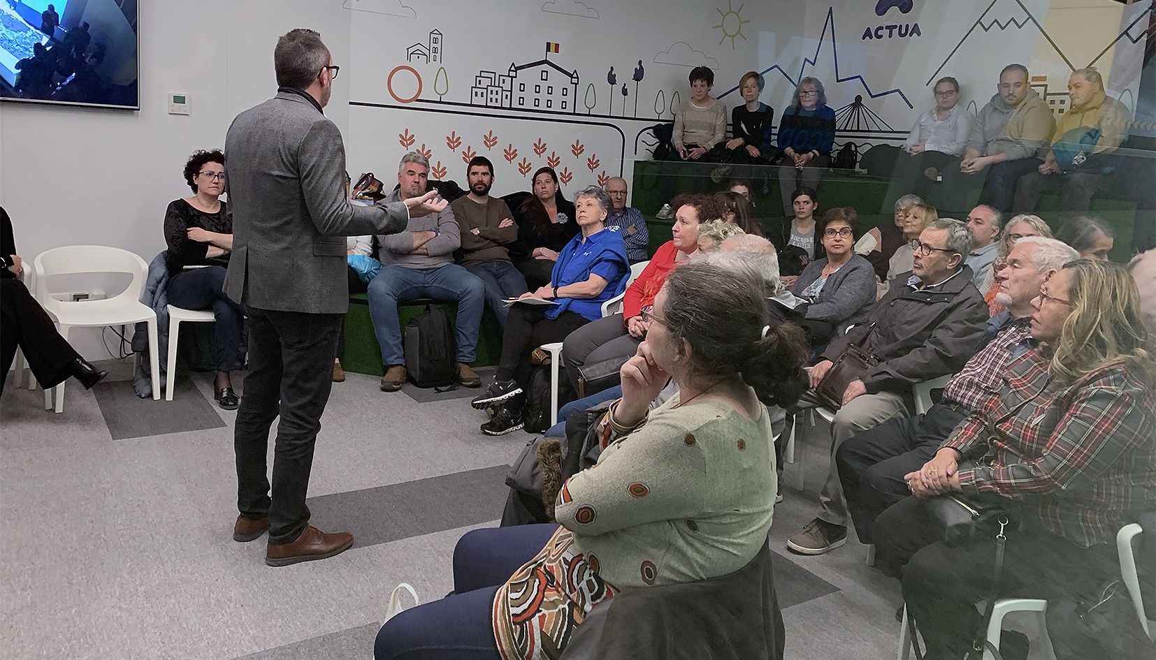 El ministre Víctor Filloy es dirigeix als presents a la reunió.