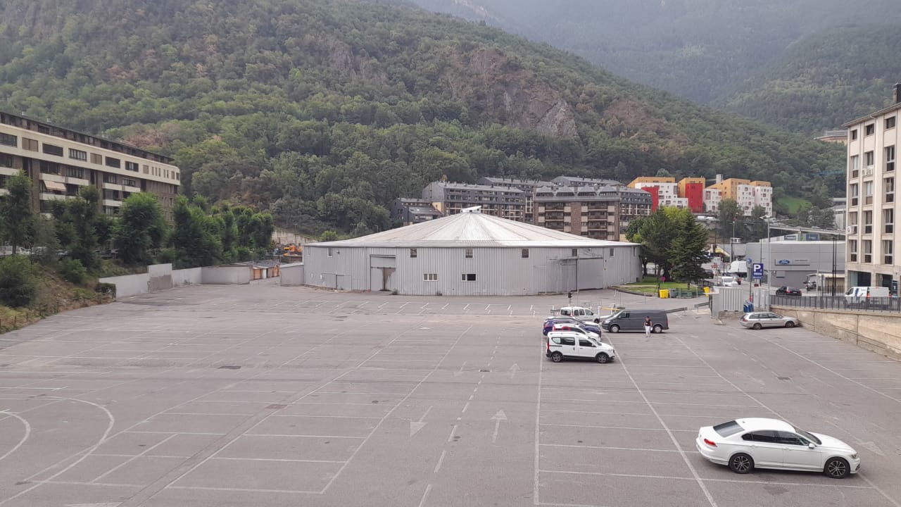 L'aparcament amb l'antiga seu del COEX al fons.