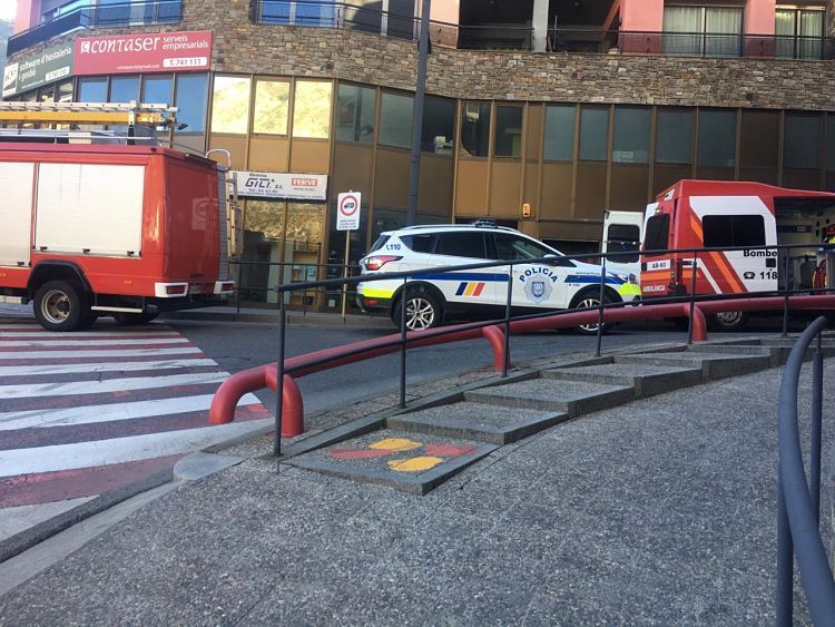 Efectius de bombers i policia treballant conjuntament en un carrer de Sant Julià.
