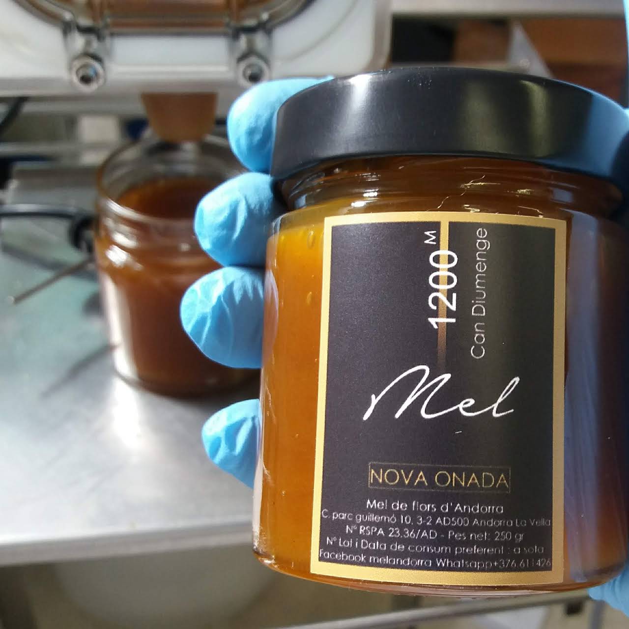 Un dels pots de mel elaborats al país.